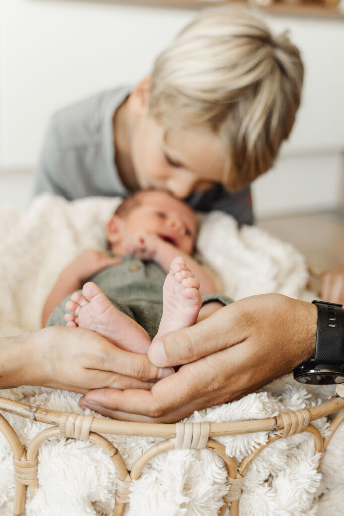Newborn Homestory Babyfoto mit Familie nach der Geburt von Birgit Gottwald Photography in Melk