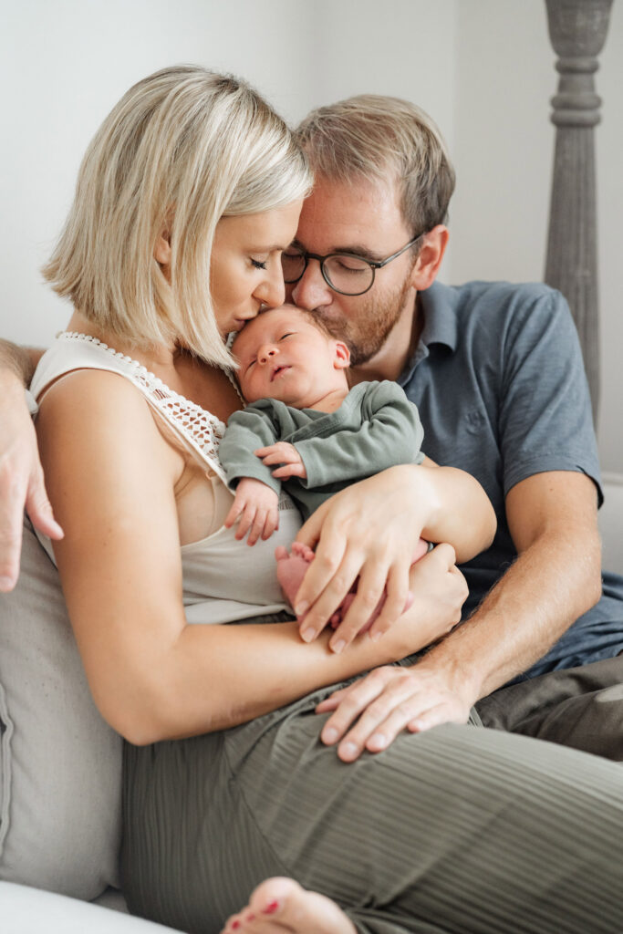 Newborn Homestory Babyfoto mit Familie nach der Geburt von Birgit Gottwald Photography in Melk