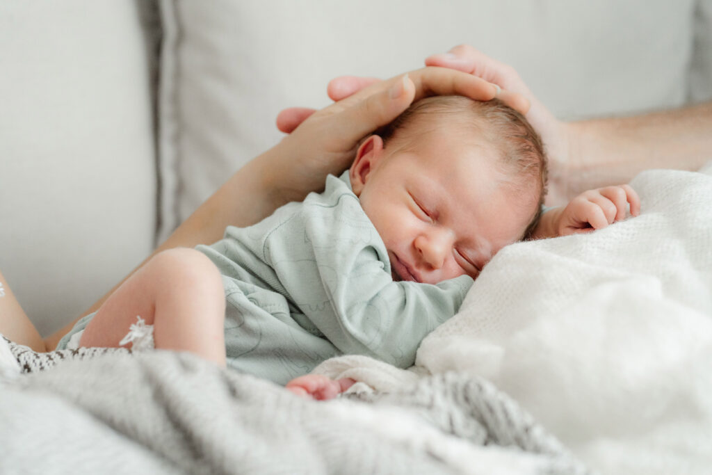 Newborn Homestory Babyfoto mit Familie nach der Geburt von Birgit Gottwald Photography in Melk