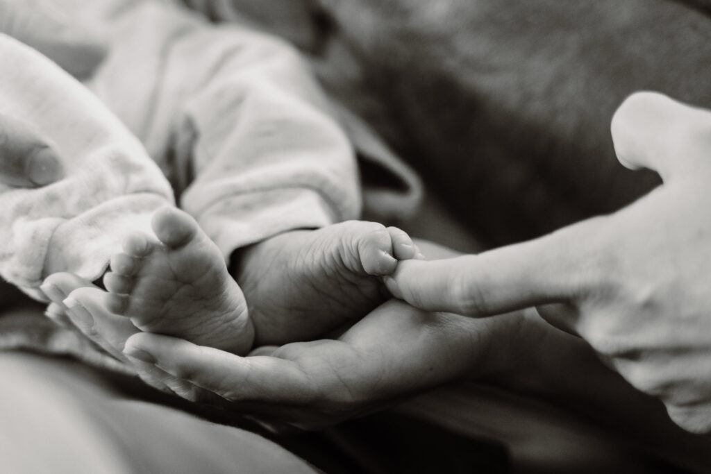 Newborn Homestory Babyfoto mit Familie nach der Geburt von Birgit Gottwald Photography in Melk