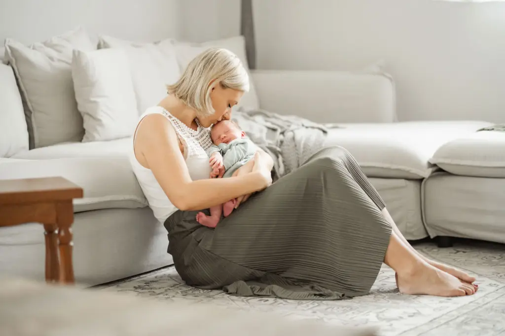 Newborn Homestory Babyfoto mit Familie nach der Geburt von Birgit Gottwald Photography in Melk